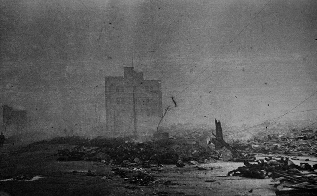 Пепел, обломки и сгоревшие тела жителей на улицах Токио.10 марта 1945г